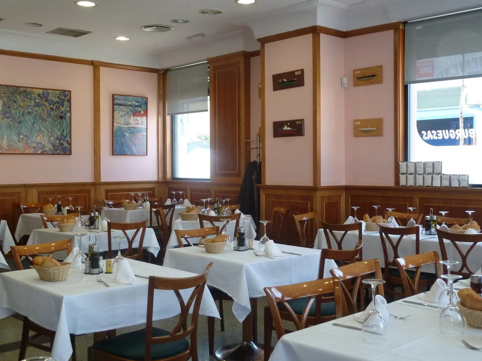 Salón de Cafetería Sanpas con mesas vestidas y luz cálida